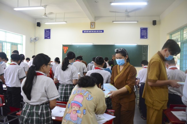Tặng sách trường THCS Nguyễn Văn Bứa, Hóc Môn